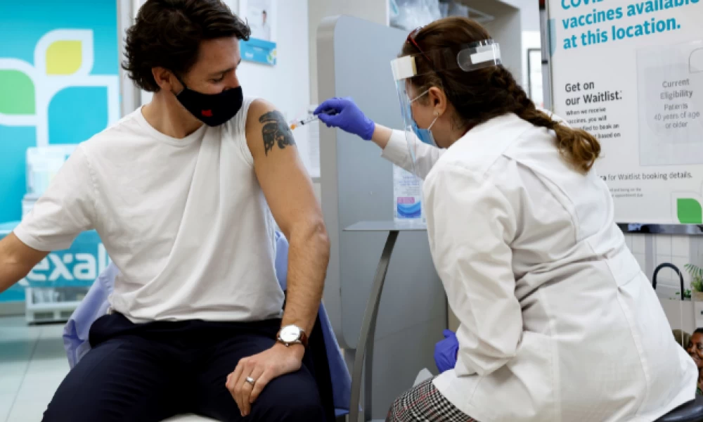 ''Βόμβα μεγατόνων'' εξαπέλυσε Καναδή νοσοκόμα: ''Ψεύτικος ο εμβολιασμός του πρωθυπουργού Τριντό και της συζύγου του''
